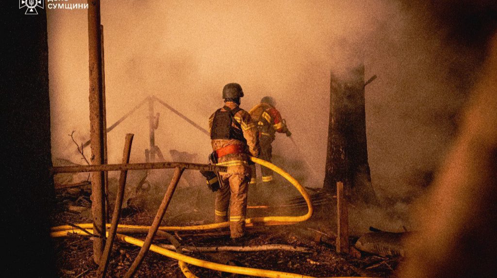 Incendio di grandi dimensioni in Sumy dopo attacco russo: una persona ferita