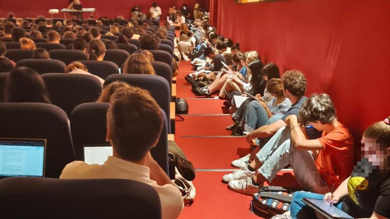 Aule insufficienti per la facoltà di Psicologia: studenti si trovano a sedersi sul pavimento e in sale di cinema