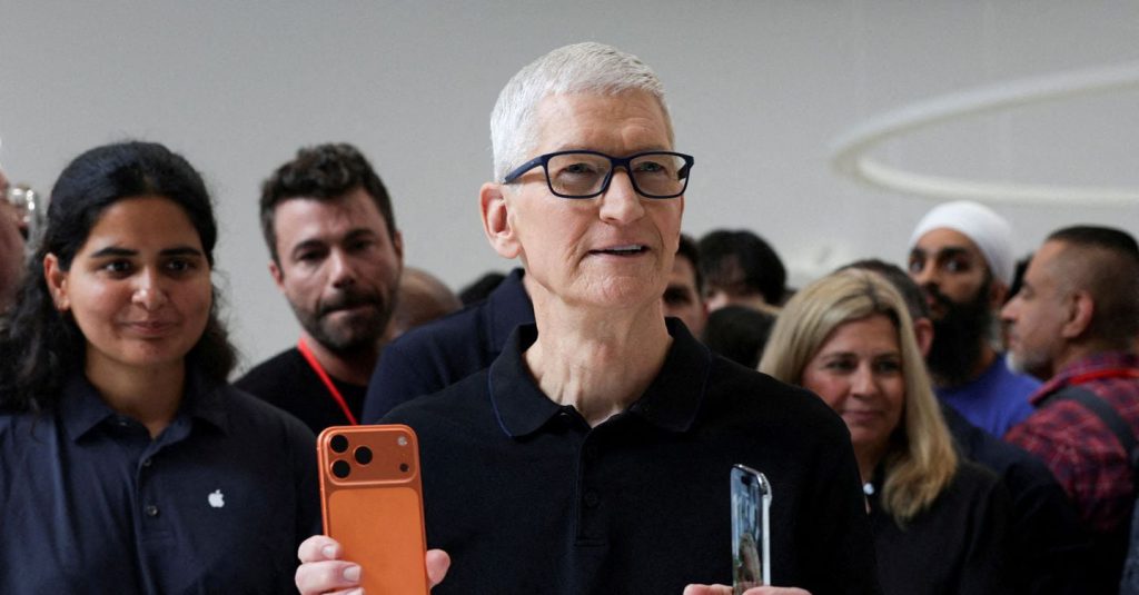 Apple rafforza la pianificazione della successione di Tim Cook, con Ternus in pole