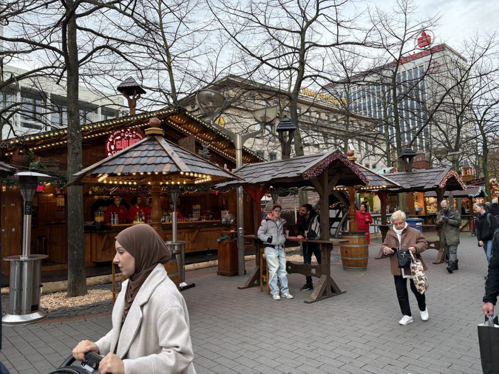 Prima visita al mercato di Natale di Duisburg: ho contato 12 volte un elemento curioso