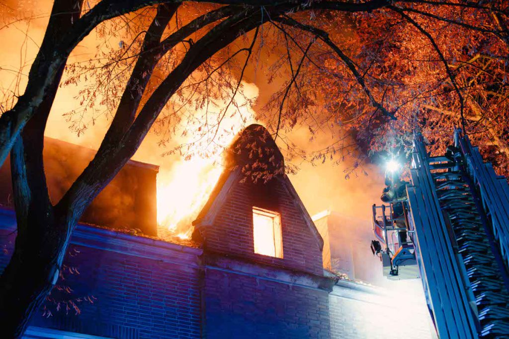 Incendio di grande intensità a Gelsenkirchen: vigili del fuoco in azione