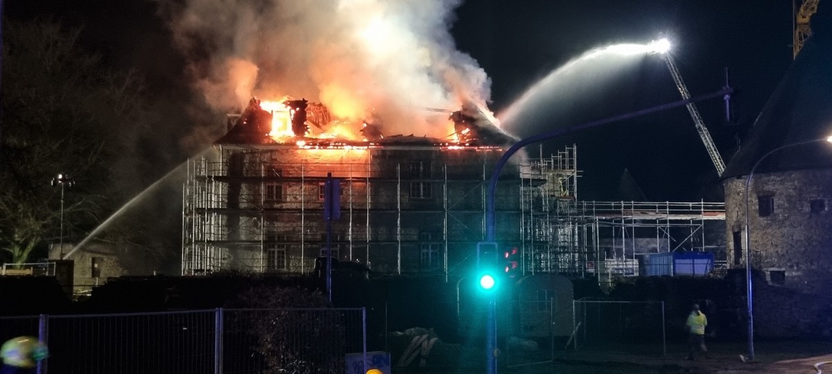 Incendio al castello di Hardenberg: vigili del fuoco in azione