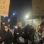 Fiaccolata di solidarietà per il quindicenne rapito e torturato a Moncalieri: la comunità si mobilita per la giustizia e la sicurezza dei minori