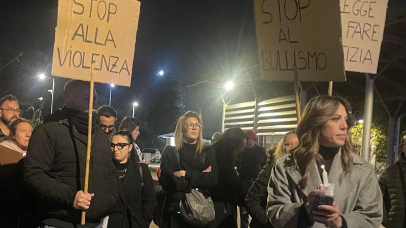 Fiaccolata di solidarietà per il quindicenne rapito e torturato a Moncalieri: la comunità si mobilita per la giustizia e la sicurezza dei minori