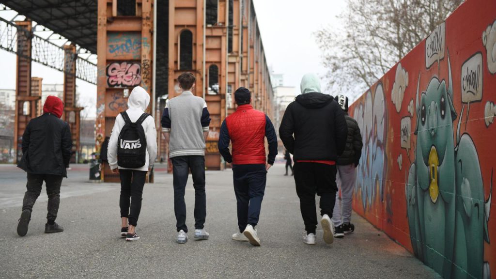 Grave episodio di violenza a Torino: un 15enne sequestrato e seviziato da una baby gang