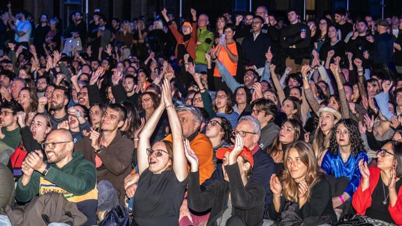 Jannik Sinner vince le ATP Finals: festeggiamenti a Torino davanti all&#039;Ogr