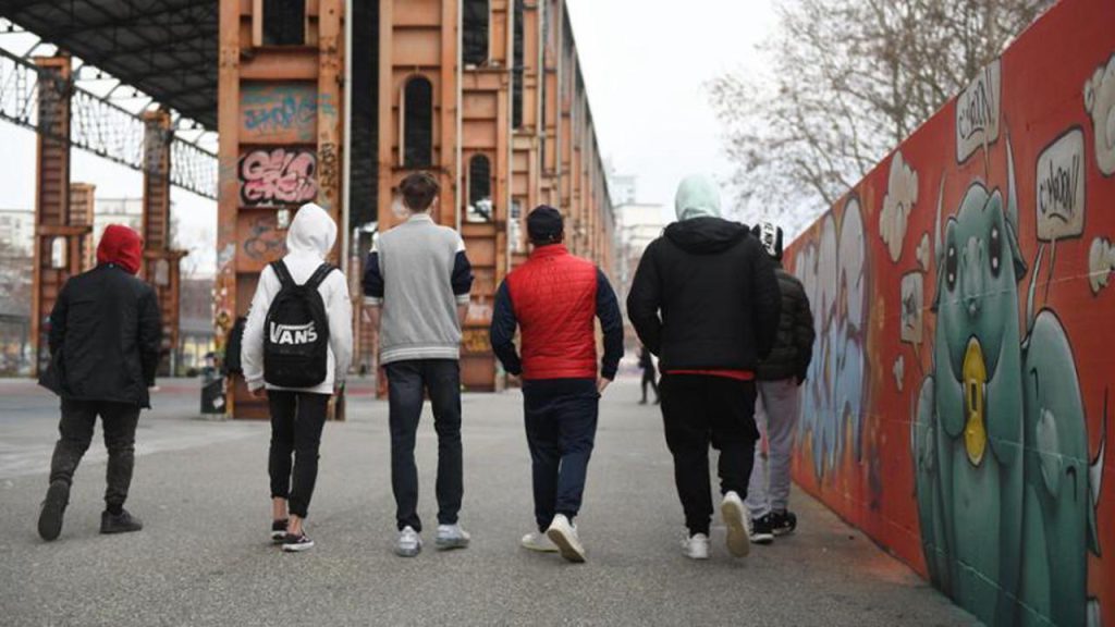 Identificati i responsabili dell&#039;aggressione a un minore durante la notte di Halloween: tre coetanei coinvolti in una baby gang

Approfondimento
L&#039;indagine ha rivelato che i tre ragazzi coinvolti nell&#039;aggressione a un 15enne durante la notte di Halloween appartengono a una baby gang già nota alle forze dell&#039;ordine. Ciò solleva interrogativi sulla sicurezza e sul controllo delle gang giovanili nella zona.

Possibili Conseguenze
Le conseguenze di questo evento potrebbero essere gravi, sia per i responsabili che per la comunità. I tre ragazzi coinvolti potrebbero affrontare severe sanzioni legali, mentre la comunità potrebbe essere scossa dalla consapevolezza della presenza di gruppi violenti tra i giovani.

Opinione
La notizia desta preoccupazione per la sicurezza dei minori e per il clima di violenza che sembra aleggiare in alcune aree. È fondamentale che le autorità e la comunità lavorino insieme per prevenire simili episodi e offrire supporto ai giovani per distoglierli dalla violenza.

Analisi Critica dei Fatti
L&#039;analisi dei fatti rivela una serie di questioni relative alla sicurezza pubblica e al benessere dei minori. La presenza di baby gang e il loro coinvolgimento in atti di violenza richiedono un&#039;attenta valutazione delle strategie di prevenzione e intervento.

Relazioni con altri fatti
Questo evento può essere collegato ad altri episodi di violenza giovanile verificatisi nella zona, suggerendo un pattern di comportamento che necessita di essere affrontato con urgenza. La comprensione di questi collegamenti può aiutare a sviluppare strategie più efficaci per contrastare la violenza tra i giovani.

Contesto storico
Il contesto storico rivela una crescente preoccupazione per la sicurezza dei minori e la necessità di interventi mirati per prevenire la violenza giovanile. Eventi simili nel passato hanno sollevato l&#039;attenzione sulle esigenze di supporto e guida per i giovani.

Fonti
La fonte di questo articolo è La Stampa. L&#039;articolo originale può essere consultato al link https://www.lastampa.it/torino/2025/11/03/news/rapimento_tortura_baby_gang_torino_indagati-15379616/.