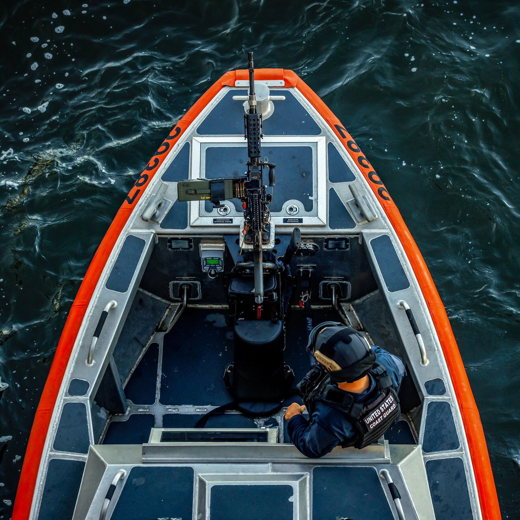 Coast Guard riduce la definizione di simboli di odio e elimina le protezioni per i militari transgender