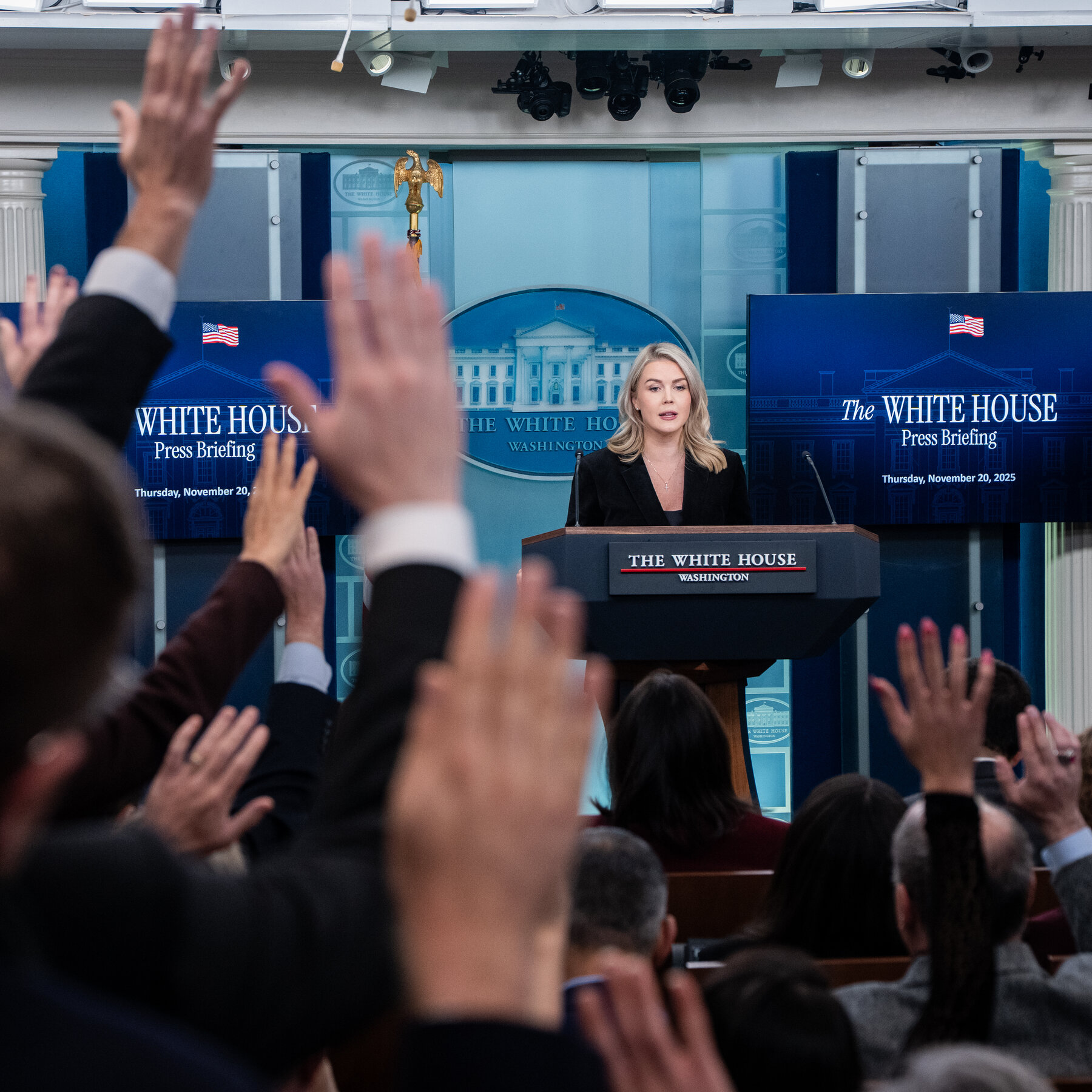 Trump ha insultato un giornalista con “piggy”: la Casa Bianca lo definisce “frankness”