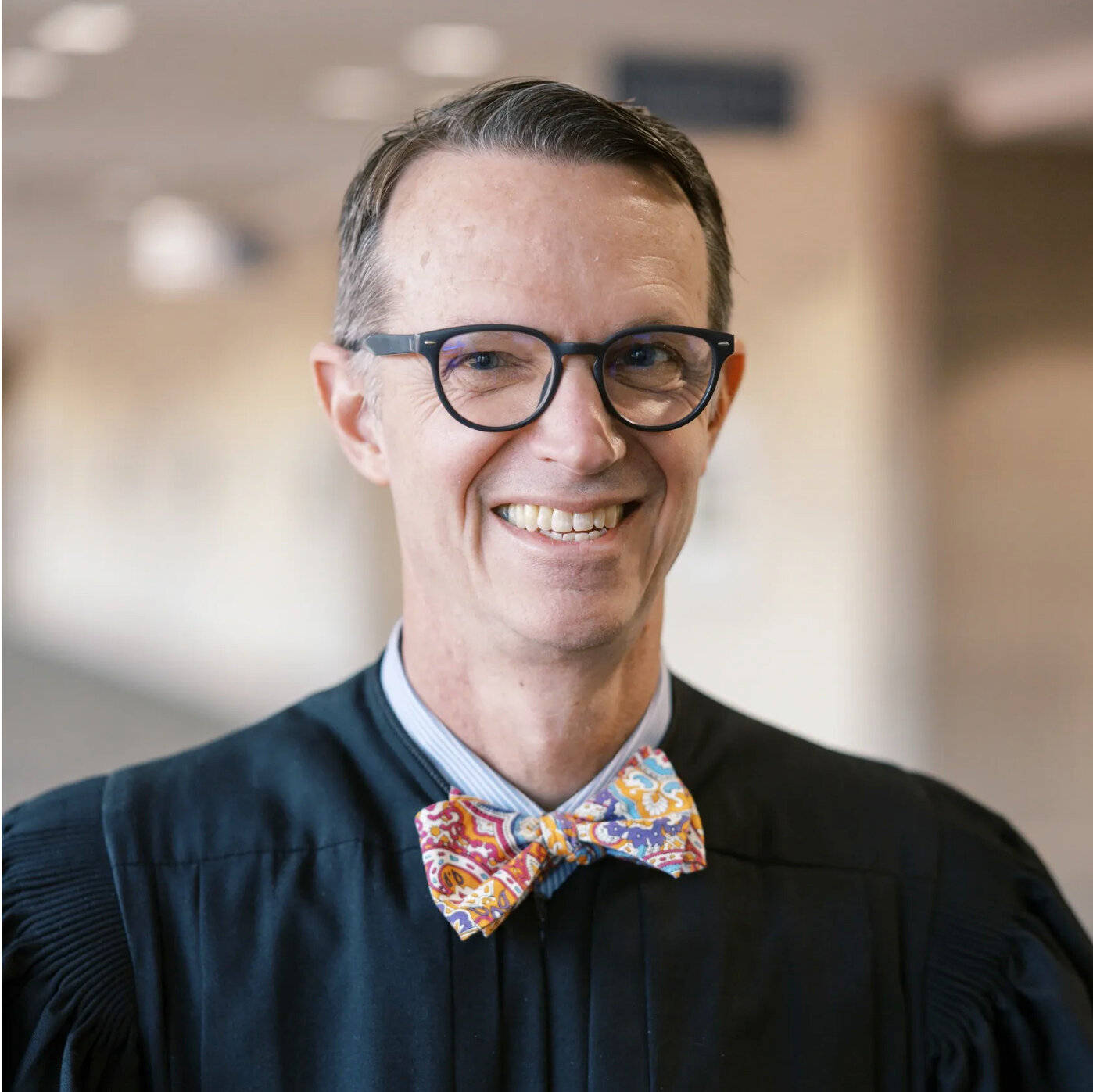 Giudice del Missouri si dimette dopo aver indossato una parrucca di Elvis e aver suonato canzoni del cantante in aula