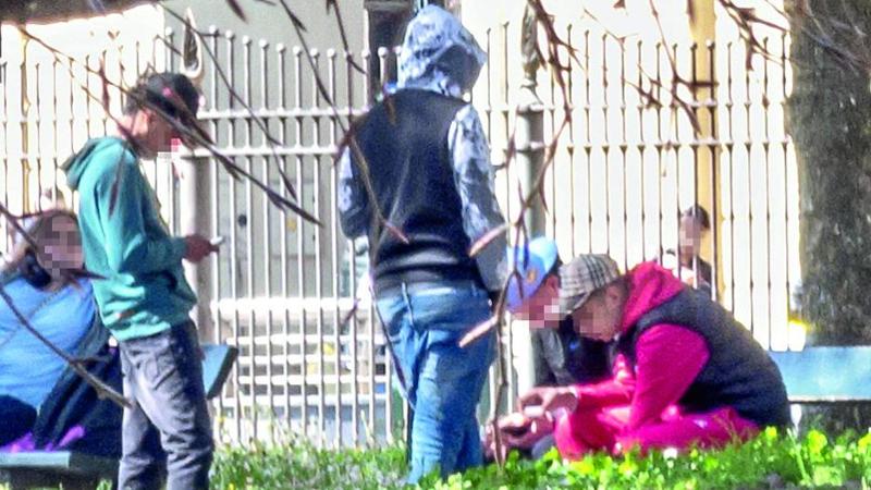 Quindicenne rapito e seviziato da compagni di scuola: identificati i responsabili e avviata la caccia ai video del sequestro