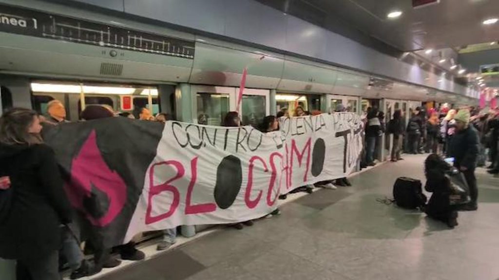 Corteo contro la violenza di genere a Torino: blocco della metro alla fermata Marconi