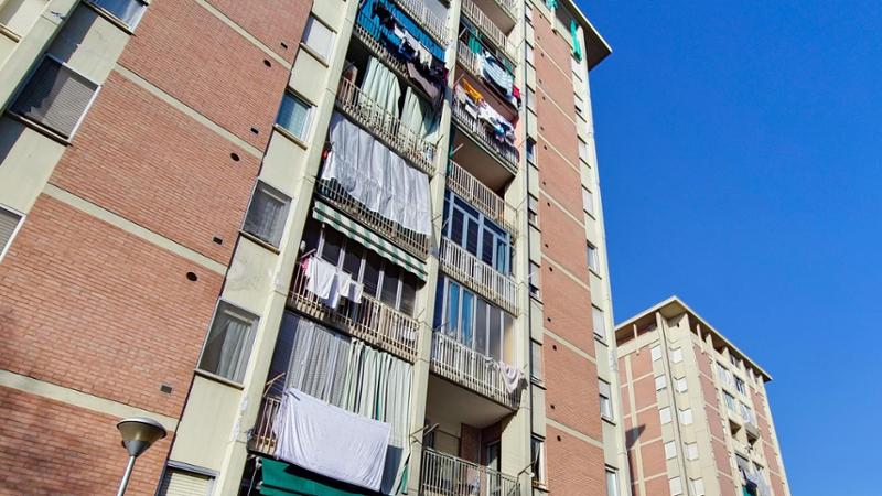 Caso di discriminazione alla rovescia in Piemonte: la polemica sulla casa ai migranti dopo la perdita del lavoro