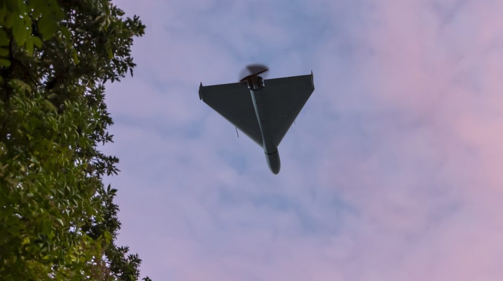 Esplosione di drone russo in Ucraina: due morti e un ferito nella regione di Chernihiv

Approfondimento
L&#039;attacco russo contro l&#039;Ucraina è continuato con l&#039;uso di droni e missili, causando vittime e danni. La situazione rimane tesa e le autorità ucraine stanno lavorando per garantire la sicurezza della popolazione. L&#039;uso di droni e missili contro la popolazione civile è un atto grave e inaccettabile, e le autorità internazionali devono prendere misure per fermare questi attacchi.

Possibili Conseguenze
L&#039;esplosione del drone russo potrebbe avere conseguenze negative sulla popolazione locale, sia in termini di vittime che di danni alle infrastrutture. Inoltre, l&#039;attacco potrebbe aumentare le tensioni tra Russia e Ucraina, con possibili ripercussioni sulla stabilità della regione. La comunità internazionale deve essere consapevole di queste conseguenze e lavorare per trovare una soluzione pacifica al conflitto.

Opinione
Non è possibile esprimere un&#039;opinione su questo evento, in quanto si tratta di un fatto verificabile. Tuttavia, è importante notare che l&#039;uso di droni e missili contro la popolazione civile è un atto grave e inaccettabile, e che le autorità internazionali devono prendere misure per fermare questi attacchi e garantire la sicurezza della popolazione.

Analisi Critica dei Fatti
L&#039;analisi dei fatti rivela che l&#039;attacco russo contro l&#039;Ucraina è continuato con l&#039;uso di droni e missili, causando vittime e danni. È importante che le autorità internazionali prendano misure per fermare questi attacchi e garantire la sicurezza della popolazione. La comunità internazionale deve essere consapevole di queste conseguenze e lavorare per trovare una soluzione pacifica al conflitto.

Relazioni con altri fatti
L&#039;attacco russo contro l&#039;Ucraina è parte di un conflitto più ampio che ha inizio nel 2014. La situazione rimane tesa e le autorità internazionali stanno lavorando per trovare una soluzione pacifica. La regione di Chernihiv è stata teatro di numerosi eventi storici, tra cui la battaglia di Chernihiv del 1239, e la storia della regione è caratterizzata da una serie di conflitti e invasioni, che hanno lasciato un&#039;impronta duratura sulla popolazione locale.

Contesto storico
Il conflitto tra Russia e Ucraina ha radici storiche profonde. La regione di Chernihiv è stata teatro di numerosi eventi storici, tra cui la battaglia di Chernihiv del 1239. La storia della regione è caratterizzata da una serie di conflitti e invasioni, che hanno lasciato un&#039;impronta duratura sulla popolazione locale. La comprensione di questo contesto storico è fondamentale per comprendere le cause e le conseguenze del conflitto attuale.

Fonti
La fonte di questa notizia è il sito Ukrainska Pravda, che cita il broadcaster pubblico ucraino Suspilne e la Polizia Nazionale ucraina. Per sostenere Ukrainska Pravda, è possibile visitare il loro sito Patreon. Il link diretto all&#039;articolo originale è https://www.pravda.com.ua/eng/news/2025/11/03/8005531/. Il sito della fonte rss è Ukrainska Pravda, https://www.pravda.com.ua.