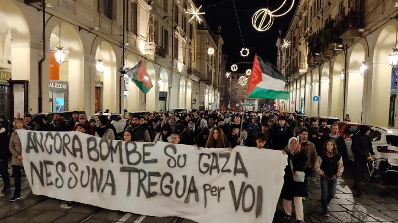 Proteste a Torino contro la ripresa dei bombardamenti a Gaza: centinaia di persone scendono in piazza per chiedere la fine delle ostilità