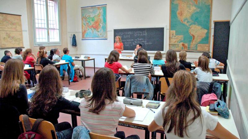 Incidente scolastico: studente di 15 anni punta pistola contro professore, ma sostiene si trattava di uno scherzo