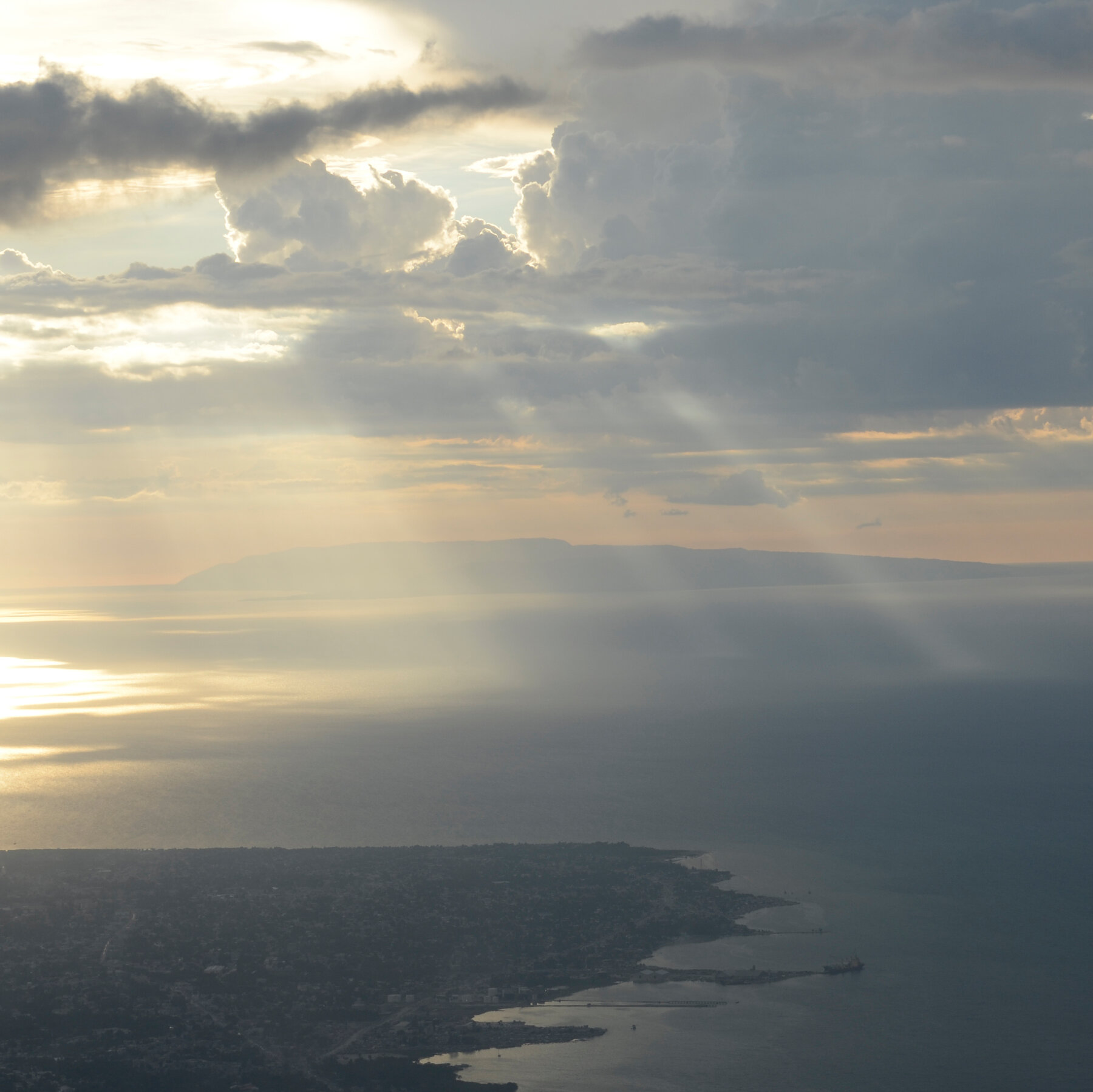 Uomini del Texas pianificano un colpo di stato sull'isola haitiana per schiavizzare donne e bambini