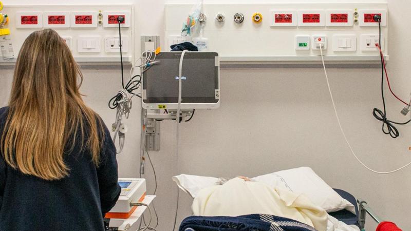 Torino, incubo tra le corsie di un ospedale: “Anziani seviziati e legati al letto in modo feroce”