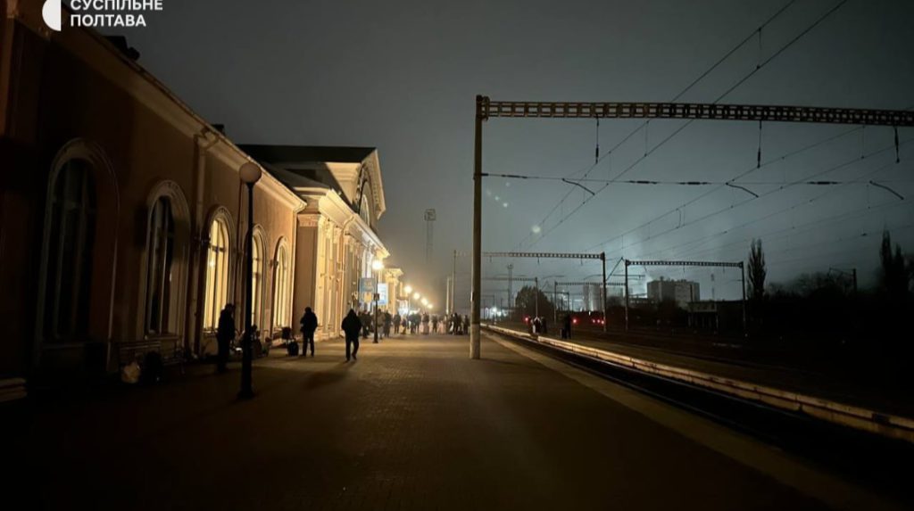 Ritardi dei treni in Ucraina: passeggeri costretti a camminare lungo i binari dopo interruzioni di corrente