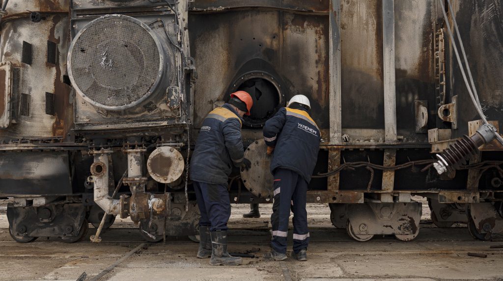 Canada anticipa pagamento di 10 milioni di dollari per riparare infrastrutture energetiche ucraine danneggiate da attacchi russi

Approfondimento
La decisione del Canada di anticipare il pagamento di 10 milioni di dollari per la riparazione delle infrastrutture energetiche dell&#039;Ucraina rappresenta un passo importante per garantire la fornitura di energia e il riscaldamento durante l&#039;inverno. Questo sostegno è fondamentale per aiutare l&#039;Ucraina a superare la crisi energetica causata dagli attacchi russi.

Possibili Conseguenze
La riparazione delle infrastrutture energetiche dell&#039;Ucraina potrebbe avere un impatto significativo sulla vita quotidiana degli ucraini, garantendo loro accesso a energia e riscaldamento durante l&#039;inverno. Inoltre, questo sostegno potrebbe aiutare a ridurre la dipendenza dell&#039;Ucraina dalle fonti di energia russe, migliorando la sua sicurezza energetica e la sua indipendenza.

Opinione
La decisione del Canada di sostenere l&#039;Ucraina in questo momento difficile è un esempio di solidarietà internazionale e di impegno per la pace e la stabilità nella regione. Questo sostegno dimostra che la comunità internazionale è determinata a aiutare l&#039;Ucraina a superare la crisi energetica e a garantire la sua sicurezza e stabilità.

Analisi Critica dei Fatti
La situazione energetica dell&#039;Ucraina è critica a causa degli attacchi russi. Il sostegno internazionale, come quello del Canada, è fondamentale per aiutare il paese a ripristinare le sue infrastrutture energetiche e garantire la fornitura di energia e riscaldamento durante l&#039;inverno. Tuttavia, è importante notare che la crisi energetica dell&#039;Ucraina è solo uno degli aspetti della più ampia crisi politica e militare nella regione.

Relazioni con altri fatti
La decisione del Canada di anticipare il pagamento di 10 milioni di dollari è parte di un più ampio sforzo internazionale per sostenere l&#039;Ucraina in questo momento difficile. Altri paesi, come la Norvegia e la Svezia, hanno anche annunciato finanziamenti aggiuntivi per aiutare l&#039;Ucraina. Questo sostegno internazionale è fondamentale per aiutare l&#039;Ucraina a superare la crisi energetica e a garantire la sua sicurezza e stabilità.

Contesto storico
La crisi energetica dell&#039;Ucraina è il risultato degli attacchi russi alle infrastrutture energetiche del paese. La comunità internazionale ha risposto con sostegno e aiuti per aiutare l&#039;Ucraina a ripristinare le sue infrastrutture energetiche e garantire la fornitura di energia e riscaldamento durante l&#039;inverno. Questa crisi è solo uno degli aspetti della più ampia crisi politica e militare nella regione, che ha inizio con l&#039;annessione della Crimea da parte della Russia nel 2014.

Fonti
Fonte: European Pravda