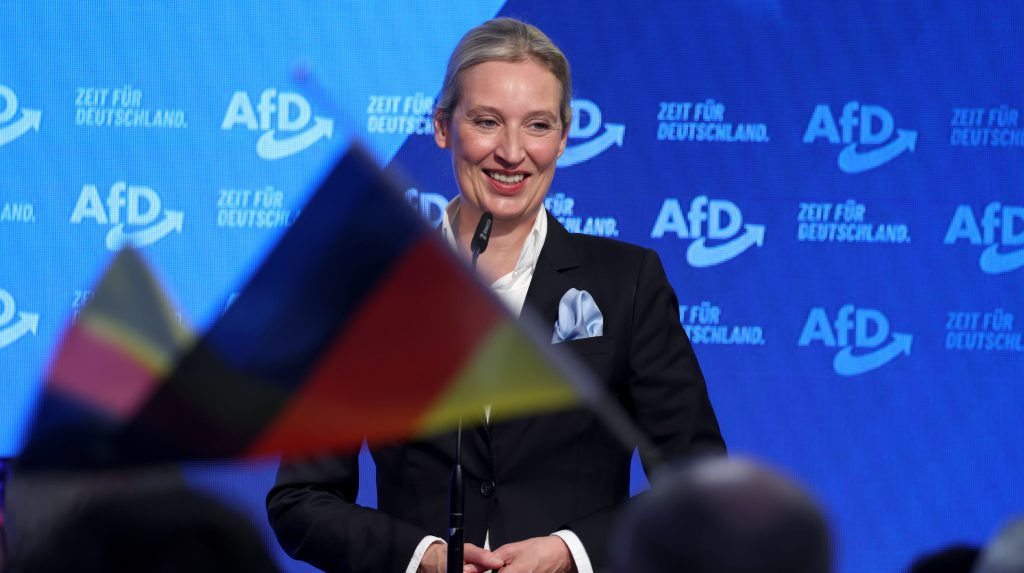 Accuse di spionaggio contro l&#039;AfD: il partito di estrema destra tedesco sotto accusa per presunti legami con la Russia

Introduzione
Alcuni funzionari tedeschi di alto livello hanno accusato il partito di estrema destra Alternativa per la Germania (AfD) di abusare intenzionalmente dei suoi poteri parlamentari per raccogliere e probabilmente trasmettere informazioni classificate alla Russia riguardo alle capacità militari della Germania e allo stato della sua infrastruttura critica.

Dettagli
Secondo il quotidiano tedesco Der Spiegel, i deputati dell&#039;AfD hanno presentato sistematicamente numerose richieste di informazioni parlamentari al governo tedesco per ottenere dettagli sulle operazioni di trasporto militare, sulle contromisure per i droni, sulla difesa cibernetica e sulle vulnerabilità dell&#039;infrastruttura critica. Funzionari e fonti di sicurezza temono che queste informazioni possano essere state raccolte per essere trasmesse alla Russia.

Reazioni
Georg Maier, ministro dell&#039;Interno dello stato tedesco della Turingia, ha affermato che l&#039;AfD sta abusando del suo diritto parlamentare di presentare richieste di informazioni per sondare intenzionalmente l&#039;infrastruttura critica del paese. Ha aggiunto che questo comportamento mostra segni di esecuzione di compiti assegnati dal Cremlino. Maier ha accusato direttamente il partito di agire negli interessi della Russia.

Conseguenze
Thomas Röwekamp, presidente del comitato difesa del Bundestag, ha espresso una visione simile. In un&#039;intervista a Der Spiegel, ha sottolineato che l&#039;AfD ha chiesto intenzionalmente e sistematicamente domande estremamente dettagliate sulle capacità militari della Bundeswehr e sulle sue debolezze.

Analisi Critica dei Fatti
Röwekamp ritiene che un tale livello di dettaglio non possa essere spiegato da un normale controllo parlamentare e potrebbe indicare la raccolta di informazioni sensibili di valore per stati stranieri, in particolare la Russia.

Relazioni con altri fatti
Fonti del Ministero federale della Difesa hanno detto a Der Spiegel che il ministro della Difesa Boris Pistorius condivide questi sospetti. Il ministero ritiene che le richieste di informazioni dell&#039;AfD possano essere coordinate e finalizzate a identificare lacune nei sistemi di difesa della Germania.

Contesto storico
Der Spiegel ha scoperto che l&#039;AfD ha mostrato un particolare interesse per i droni, la difesa cibernetica e la resilienza dei centri di dati del governo in situazioni di crisi. Il partito ha chiesto domande che potrebbero potenzialmente rivelare informazioni confidenziali, come ad esempio quanti centri di dati opera il Ministero dell&#039;Interno, quali hanno un&#039;alimentazione di backup e come sono protetti da attacchi informatici.

Possibili Conseguenze
Risposte dettagliate a tali domande potrebbero essere estremamente utili per gli hacker russi e gli analisti militari del Cremlino, scrive Der Spiegel.

Opinione
I partiti di coalizione nel Bundestag hanno affermato che esistono collegamenti evidenti tra l&#039;AfD e l&#039;ambasciata russa a Berlino. Inoltre, il ministro Maier ha menzionato le interazioni strette del partito non solo con la Russia ma anche con la Cina.

Fonti
La fonte di queste informazioni è il quotidiano tedesco Der Spiegel. 
Il sito della fonte rss è https://www.spiegel.de/ 
Il link diretto dello articolo fonte è https://www.spiegel.de/politik/deutschland/afd-spionagevorwuerfe-wegen-anfragen-zu-bundeswehr-faehigkeiten-a-04200ee6-4f2c-4c17-ba41-b1c17d63a90f.