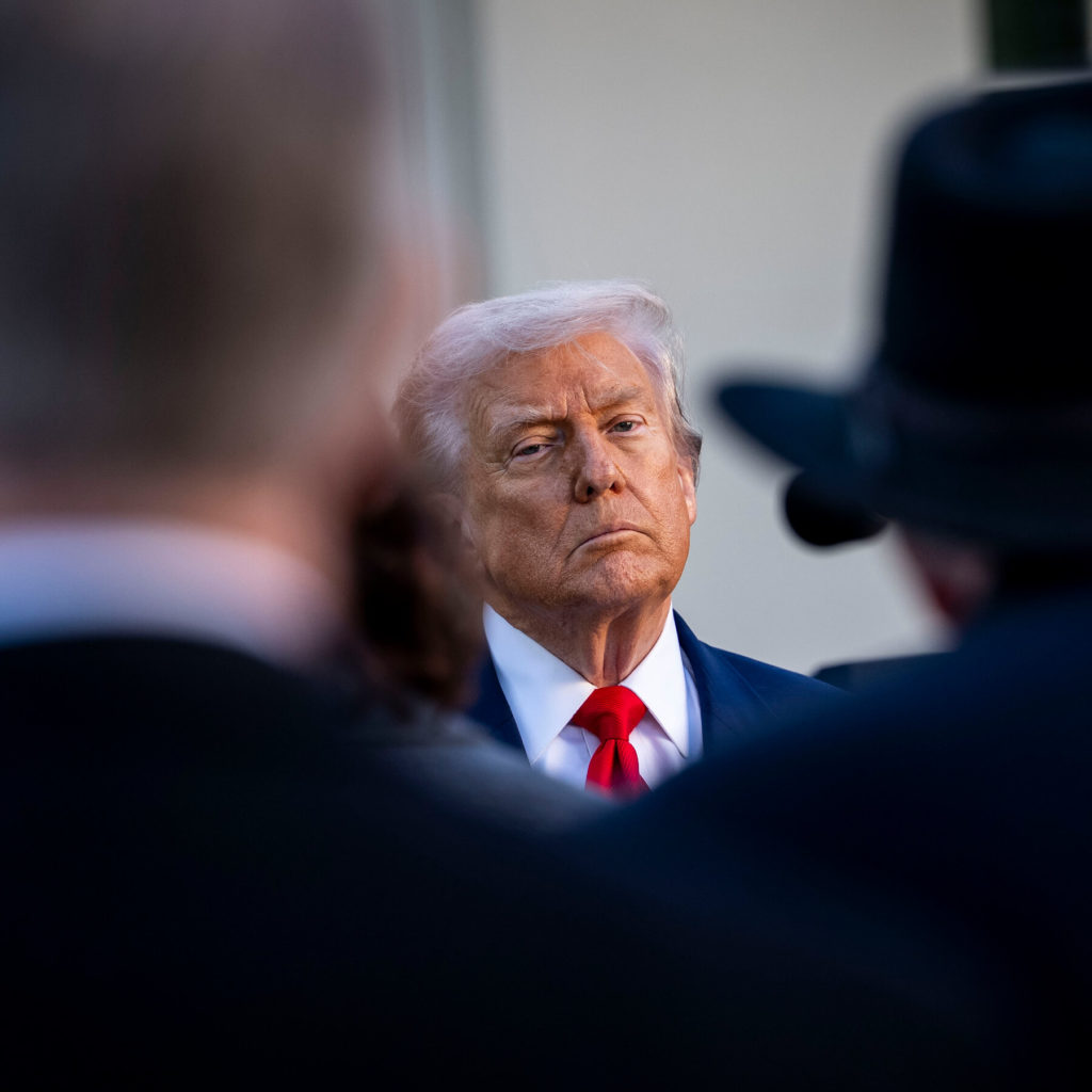 Trump amplia le sue azioni contro gli oppositori nonostante le sentenze giudiziarie