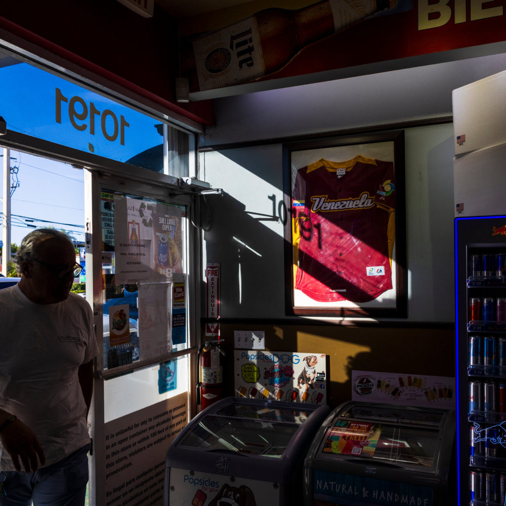 Venezuelani del Sud della Florida si dividono sulle politiche migratorie e militari di Trump