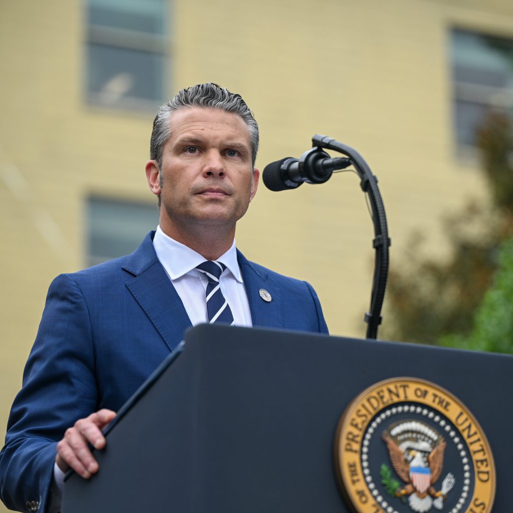 Operazione Antidroga nel Pacifico: 2 Morte e 67 Vittime negli Ultimi Due Mesi, Secondo gli Stati Uniti

Ultimo Aggiornamento
È stato annunciato l&#039;ultimo attacco degli Stati Uniti a una presunta imbarcazione di trafficanti di droga, che ha causato la morte di 2 persone nel Pacifico, secondo quanto dichiarato da Hegseth.
Contesto
Questo attacco rappresenta il 16esimo annuncio di un&#039;operazione del genere negli ultimi due mesi e ha portato il bilancio delle vittime a almeno 67 persone, sia nel Mar dei Caraibi che nel Pacifico.
Approfondimento
L&#039;azione degli Stati Uniti contro le imbarcazioni sospettate di essere coinvolte nel traffico di droga è in costante aumento, con un numero significativo di operazioni condotte negli ultimi due mesi.
Possibili Conseguenze
Le conseguenze di queste operazioni possono essere significative, sia in termini di impatto sulla criminalità organizzata che sulla sicurezza marittima nella regione.
Opinione
Non è possibile esprimere un&#039;opinione in merito a questo argomento senza considerare i fatti e le informazioni disponibili.
Analisi Critica dei Fatti
L&#039;analisi dei fatti rivela un aumento delle operazioni contro il traffico di droga, con un impatto significativo sul numero di vittime.
Relazioni con altri fatti
Questo evento è collegato ad una serie di operazioni condotte dagli Stati Uniti nella regione, con l&#039;obiettivo di contrastare il traffico di droga.
Contesto storico
Il traffico di droga è un problema storico nella regione, con un impatto significativo sulla sicurezza e sulla stabilità.
Fonti
La fonte di questo articolo è Bloomberg.