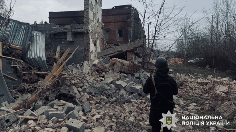 Attacchi russi nell&#039;oblast di Donetsk: tre morti e numerose infrastrutture civili danneggiate

Approfondimento
L&#039;oblast di Donetsk è stato teatro di intensi combattimenti tra le forze ucraine e russe, con gli attacchi russi che hanno causato ingenti danni alle infrastrutture civili e provocato numerose vittime tra i civili. La situazione nella regione è estremamente critica e richiede un&#039;immediata attenzione da parte della comunità internazionale.

Possibili Conseguenze
Gli attacchi russi all&#039;oblast di Donetsk potrebbero avere gravi conseguenze per la popolazione civile, inclusa la perdita di vite umane, il danneggiamento di infrastrutture essenziali e la destabilizzazione della regione. È fondamentale che si garantisca la protezione dei civili e si promuova una soluzione pacifica al conflitto per evitare ulteriori sofferenze.

Opinione
La comunità internazionale dovrebbe condannare fermamente gli attacchi russi all&#039;oblast di Donetsk e chiedere che si ponga fine immediatamente a questi attacchi. È essenziale che si promuova una soluzione pacifica al conflitto e si garantisca la protezione dei civili, affinché la regione possa tornare alla normalità e la popolazione possa vivere in pace e sicurezza.

Analisi Critica dei Fatti
Gli attacchi russi all&#039;oblast di Donetsk sono un esempio di come il conflitto in Ucraina stia avendo un impatto devastante sulla popolazione civile. È essenziale che si analizzino criticamente i fatti e si cerchino soluzioni per porre fine al conflitto e promuovere la pace nella regione. La comunità internazionale deve lavorare insieme per trovare una soluzione pacifica e sostenibile che tenga conto delle esigenze e dei diritti di tutte le parti coinvolte.

Relazioni con altri fatti
Gli attacchi russi all&#039;oblast di Donetsk sono parte di un più ampio contesto di conflitto in Ucraina. È importante considerare le relazioni tra questi attacchi e altri eventi nella regione, come gli sforzi per una soluzione pacifica e le azioni della comunità internazionale. La comprensione di questi rapporti è fondamentale per trovare una soluzione efficace e duratura al conflitto.

Contesto storico
Il conflitto in Ucraina ha una lunga storia e gli attacchi russi all&#039;oblast di Donetsk sono solo uno degli ultimi sviluppi. È essenziale considerare il contesto storico del conflitto per comprendere appieno le cause e le conseguenze degli attacchi. La conoscenza della storia del conflitto può aiutare a identificare le radici del problema e a trovare soluzioni più efficaci per risolverlo.

Fonti
Fonte: National Police of Ukraine. Sito web: npu.gov.ua