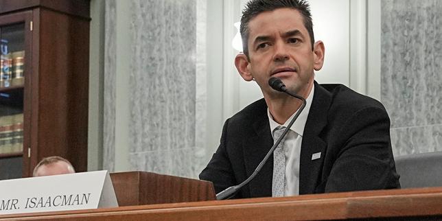 Nomina a sorpresa alla NASA: Jared Isaacman, amico di Elon Musk, diventa il nuovo capo dell&#039;agenzia spaziale statunitense secondo l&#039;annuncio di Donald Trump

Approfondimento
La nomina di Jared Isaacman rappresenta un importante sviluppo per la NASA, considerata la sua stretta collaborazione con Elon Musk, fondatore di SpaceX. Questa mossa potrebbe influenzare le future direzioni dell&#039;agenzia spaziale e le sue relazioni con le imprese private del settore.

Possibili Conseguenze
La nomina di Jared Isaacman potrebbe avere importanti conseguenze per il futuro della NASA e della politica spaziale degli Stati Uniti. Potrebbe portare a una maggiore collaborazione tra l&#039;agenzia spaziale e le imprese private, come SpaceX, e influenzare le decisioni relative ai progetti spaziali e alle missioni future.

Opinione
Non è possibile esprimere un&#039;opinione in merito alla nomina di Jared Isaacman, in quanto si tratta di un fatto oggettivo. Tuttavia, è importante notare che la nomina di un amico di Elon Musk potrebbe sollevare questioni relative alla trasparenza e all&#039;imparzialità delle decisioni prese dall&#039;agenzia spaziale.

Analisi Critica dei Fatti
L&#039;analisi critica dei fatti relativi alla nomina di Jared Isaacman a capo della NASA richiede una valutazione obiettiva delle informazioni disponibili. È importante considerare le qualifiche e l&#039;esperienza di Jared Isaacman, nonché le possibili conseguenze della sua nomina per l&#039;agenzia spaziale e la politica spaziale degli Stati Uniti.

Relazioni con altri fatti
La nomina di Jared Isaacman a capo della NASA potrebbe essere collegata ad altri eventi e sviluppi nel campo della politica spaziale e della tecnologia. Ad esempio, la collaborazione tra la NASA e SpaceX potrebbe essere influenzata dalla nomina di Jared Isaacman, e potrebbe portare a nuove opportunità per la ricerca spaziale e l&#039;esplorazione.

Contesto storico
La nomina di Jared Isaacman a capo della NASA si inserisce nel contesto storico della politica spaziale degli Stati Uniti e delle relazioni tra il governo e le imprese private del settore. La NASA ha sempre avuto un ruolo importante nella politica spaziale degli Stati Uniti, e la nomina di Jared Isaacman potrebbe segnare un nuovo capitolo nella storia dell&#039;agenzia spaziale.

Fonti
La fonte di questo articolo è Le Figaro. Per ulteriori informazioni, si consiglia di visitare il sito web ufficiale della fonte. La notizia della nomina di Jared Isaacman a capo della NASA è stata annunciata da Donald Trump e confermata da diverse fonti, tra cui Le Figaro.