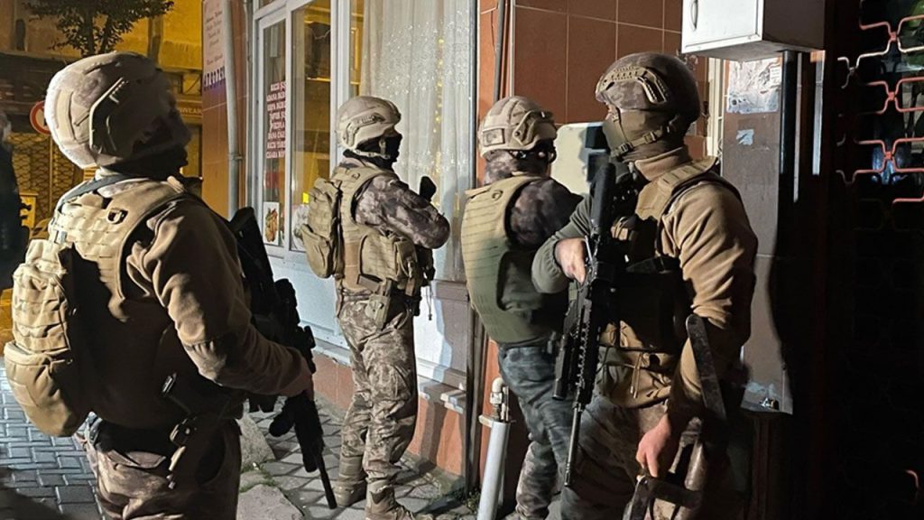 Operazione Antitruffa in Turchia: 62 Arresti per Frodi Online attraverso Fal, Büyü e Muska