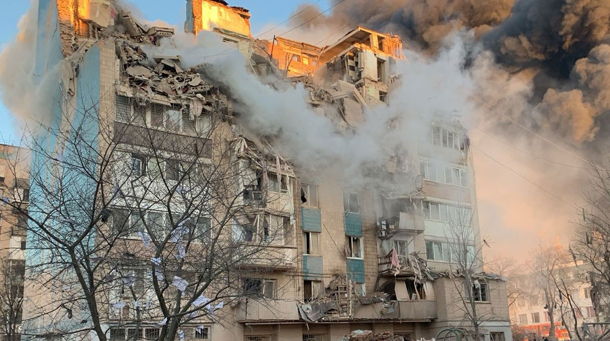 Video delle prime ore dopo l’attacco a Ternopil: polizia ucraina aiuta l’evacuazione dei residenti