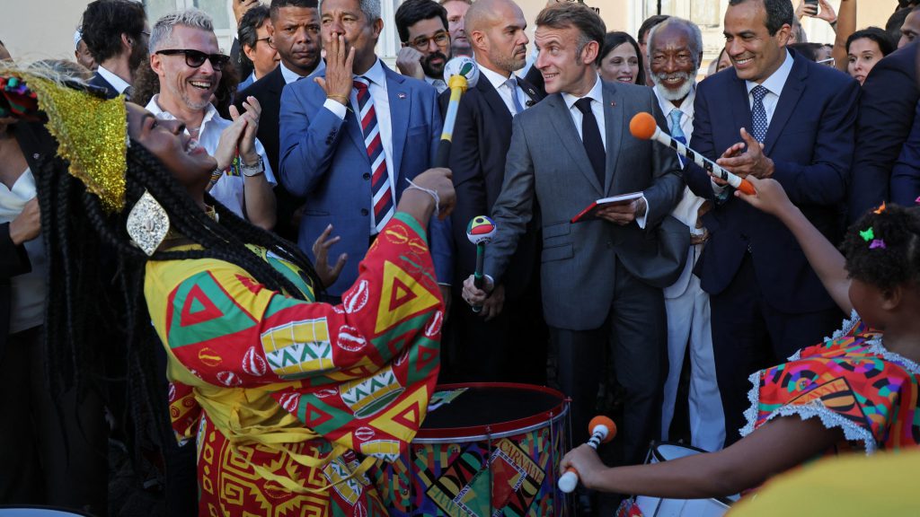 La Strategia di Macron: Distanza dalla Politica Nazionale per Rafforzare l&#039;Influenza Internazionale