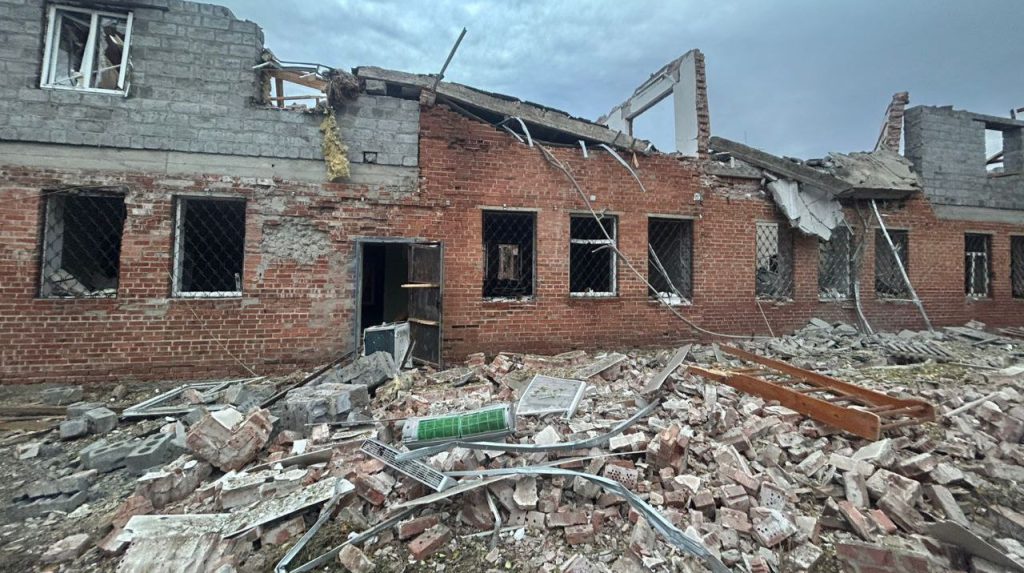 Attacchi russi in Ucraina: Kherson Oblast colpita, 22 civili feriti e infrastrutture danneggiate