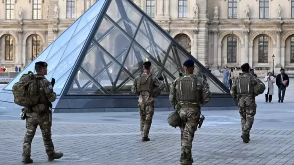 Louvre in crisi: furto di un milione di euro e chiusura della Galleria Campana per rischi strutturali