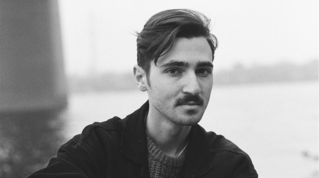 Fotografo e soldato ucraino Kostiantyn Huzenko ucciso in azione: una vita dedicata alla documentazione della guerra e alla difesa della patria

## Approfondimento
Kostiantyn Huzenko era un fotografo documentarista e d&#039;arte, produttore di media e podcaster ucraino. Prima dell&#039;invasione russa, aveva lavorato su vari progetti, documentando la vita e la cultura ucraina. Dopo il 2022, si era unito al progetto War Archive, documentando la lotta degli ucraini contro l&#039;occupazione russa.

## Possibili Conseguenze
La morte di Kostiantyn Huzenko è un tragico evento che sottolinea la brutalità della guerra in Ucraina. La sua perdita potrebbe avere un impatto significativo sulla comunità dei fotografi e dei giornalisti ucraini, che già lavorano in condizioni difficili e pericolose.

## Opinione
La comunità dei fotografi e dei giornalisti ucraini ha espresso il suo cordoglio per la morte di Kostiantyn Huzenko. Il giornalista e militare Vlad Holovko ha esortato tutti a condividere foto di Kostiantyn in sua memoria, sottolineando la sua importanza come artista e come persona.

## Analisi Critica dei Fatti
La morte di Kostiantyn Huzenko è un esempio di come la guerra possa colpire persone innocenti e talentuose, che avevano dedicato la loro vita a documentare la realtà e a raccontare storie importanti. La sua storia è un promemoria della brutalità della guerra e dell&#039;importanza di proteggere i giornalisti e i fotografi che lavorano in zone di conflitto.

## Relazioni con altri fatti
La morte di Kostiantyn Huzenko è collegata alla più ampia questione della guerra in Ucraina e dell&#039;impatto che ha sulla popolazione civile. La sua storia è un esempio di come la guerra possa colpire persone innocenti e talentuose, e di come la comunità possa reagire a tali eventi.

## Contesto storico
La guerra in Ucraina è iniziata nel 2014, quando la Russia ha annesso la Crimea. Da allora, la situazione è degenerata in un conflitto su larga scala, con la Russia che sostiene i separatisti ucraini e l&#039;Ucraina che cerca di difendere la sua sovranità.

## Fonti
La fonte di questo articolo è [Ukraїner](https://www.facebook.com/share/p/17Kybc5f6y/), un progetto di media culturale che presenta l&#039;Ucraina al pubblico in patria e all&#039;estero. Per saperne di più, si può visitare il sito web di [Ukrainska Pravda](https://www.patreon.com/pravdaua), che offre notizie e informazioni sulla situazione in Ucraina.