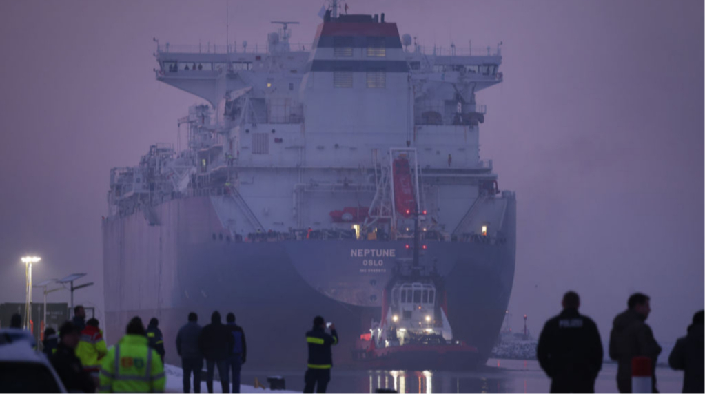 Petrolio russo a prezzi stracciati: cosa sta succedendo e cosa significa per l&#039;economia globale