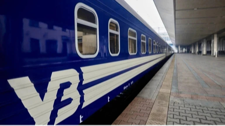 Conflitto in Ucraina: attacchi russi alle infrastrutture ferroviarie causano ritardi e deviazioni dei treni

Approfondimento
Gli attacchi russi alle infrastrutture ferroviarie ucraine stanno causando gravi problemi ai trasporti e alla logistica del paese. La situazione è particolarmente critica nelle regioni orientali, dove i combattimenti sono più intensi. Le rotte dei treni sono state modificate e stanno subendo ritardi a causa dei danni alle linee ferroviarie.

Possibili Conseguenze
I ritardi e le deviazioni dei treni potrebbero avere conseguenze negative sull&#039;economia ucraina, in particolare sul settore dei trasporti e della logistica. Inoltre, la situazione potrebbe peggiorare se gli attacchi russi continuano. La comunità internazionale dovrebbe essere informata sulla situazione e chiedere che si ponga fine agli attacchi.

Opinione
La comunità internazionale dovrebbe condannare fermamente gli attacchi russi alle infrastrutture ferroviarie ucraine e chiedere che si ponga fine a questi attacchi. È importante che si trovino soluzioni per garantire la sicurezza e la stabilità dei trasporti in Ucraina. La situazione attuale è particolarmente critica e richiede una soluzione urgente.

Analisi Critica dei Fatti
La situazione dei trasporti in Ucraina è critica a causa degli attacchi russi. È importante che si analizzino i fatti e si trovino soluzioni per garantire la sicurezza e la stabilità dei trasporti. La comunità internazionale dovrebbe essere informata sulla situazione e chiedere che si ponga fine agli attacchi. Le informazioni fornite dall&#039;operatore ferroviario di stato ucraino Ukrzaliznytsia sono fondamentali per comprendere la situazione attuale.

Relazioni con altri fatti
Gli attacchi russi alle infrastrutture ferroviarie ucraine sono parte di un più ampio conflitto tra Russia e Ucraina. La situazione è complessa e richiede una soluzione pacifica e diplomatica. La comunità internazionale dovrebbe essere informata sulla situazione e chiedere che si ponga fine agli attacchi.

Contesto storico
Il conflitto tra Russia e Ucraina ha una lunga storia e ha causato gravi problemi ai trasporti e alla logistica del paese. La situazione attuale è particolarmente critica e richiede una soluzione urgente. La comunità internazionale dovrebbe essere informata sulla situazione e chiedere che si ponga fine agli attacchi.

Fonti
La fonte di questo articolo è Ukrainska Pravda. L&#039;articolo originale può essere trovato qui.