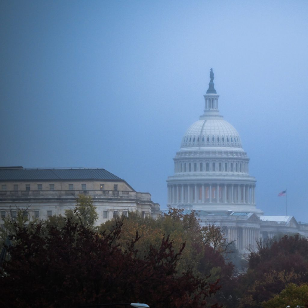 La partecipazione di Trump alla festa di Halloween e la ristrutturazione del bagno della Casa Bianca in un momento di crisi del governo