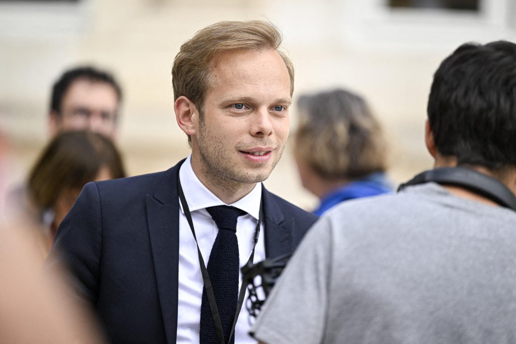 Charles Alloncle, giovane deputato, pronto a interrogare i vertici del servizio pubblico