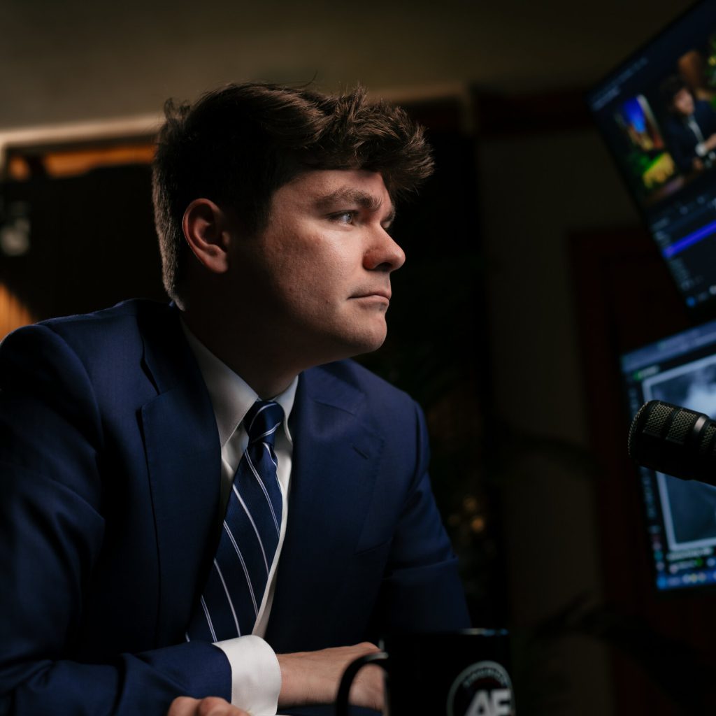 Condanna bipartisan contro Tucker Carlson per l&#039;intervista a suprematista bianco Nick Fuentes