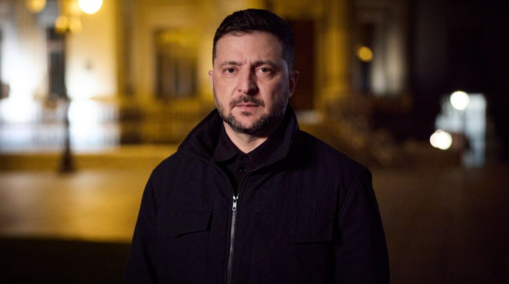 Presidente Zelenskyy annuncia aumento del finanziamento per le forze armate ucraine e l&#039;acquisto di equipaggiamento necessario per difendersi contro le aggressioni russe, con un focus sull&#039;innovazione e la determinazione nel combattimento e nel salvataggio dei feriti.