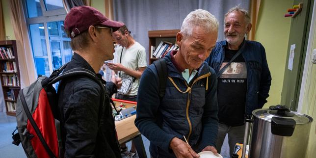 Crisi delle associazioni umanitarie: riduzione degli effettivi e sfide per la società