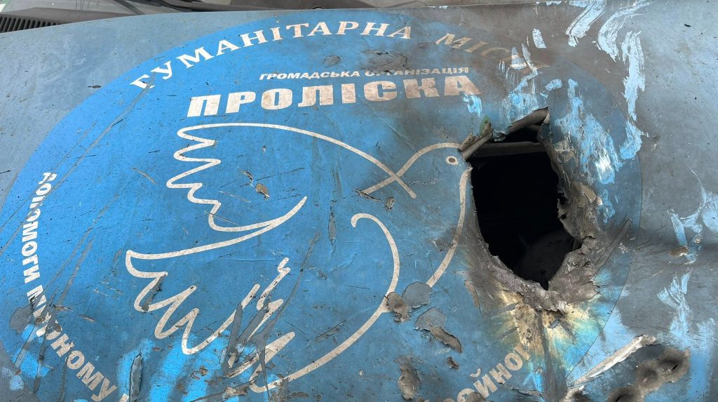 Attacco russo a missione umanitaria in Ucraina: drone colpisce veicolo blindato a Kostiantynivka

Introduzione
Le forze russe hanno utilizzato un drone FPV a fibra ottica per attaccare un veicolo blindato di proprietà dell&#039;ONG ucraina Proliska nella città di Kostiantynivka, nell&#039;oblast di Donetsk, l&#039;8 novembre. Due giornalisti, uno austriaco e uno spagnolo, si trovavano a bordo del veicolo al momento dell&#039;attacco, ma nessuno è stato ferito.
La fonte di questa notizia è Serhii Horbunov, capo dell&#039;amministrazione militare della città di Kostiantynivka, nonché il giornalista austriaco Christian Wehrschütz e il volontario ucraino Yevhen Tkachov su Facebook.
Dettagli
Horbunov ha affermato che i russi hanno utilizzato un drone FPV a fibra ottica per l&#039;attacco. Non ci sono stati feriti, ma il veicolo blindato di Proliska, utilizzato per evacuare i civili, è stato danneggiato.
&quot;Le prime notizie indicano che il colpo ha colpito direttamente il veicolo durante una missione umanitaria. A bordo c&#039;erano operatori umanitari, ma per fortuna non sono stati feriti. Il veicolo ha subito gravi danni meccanici&quot;, ha detto Horbunov.

    
    Il veicolo danneggiato
        Foto: Yevhen Tkachov su Facebook
    

Il giornalista austriaco Christian Wehrschütz ha affermato di essere stato in viaggio attraverso l&#039;oblast di Donetsk con il personale dell&#039;ONG ucraina Proliska e un giornalista spagnolo. La squadra stava pianificando di filmare un&#039;evacuazione in corso a Kostiantynivka.

    loadScript(&quot;https://connect.facebook.net/en_US/sdk.js#xfbml=1&amp;version=v3.2&quot;, function (){});

Il volontario ucraino Yevhen Tkachov ha pubblicato un video dell&#039;attacco con il drone. Ha descritto l&#039;arma come un drone FPV a fibra ottica equipaggiato con una carica anti-carro che ha penetrato il veicolo leggermente corazzato.
Approfondimento
L&#039;attacco russo a una missione umanitaria a Kostiantynivka è un esempio di come la guerra in Ucraina stia colpendo i civili e le organizzazioni umanitarie. La comunità internazionale deve continuare a monitorare la situazione e a fornire supporto alle organizzazioni umanitarie che lavorano per aiutare le persone colpite dal conflitto.
Possibili Conseguenze
L&#039;attacco russo a una missione umanitaria a Kostiantynivka potrebbe avere conseguenze negative per la sicurezza delle organizzazioni umanitarie e dei giornalisti che lavorano nella regione. Potrebbe anche aumentare la tensione tra la Russia e la comunità internazionale.
Opinione
L&#039;attacco russo a una missione umanitaria a Kostiantynivka è un atto inaccettabile che viola il diritto internazionale umanitario. La comunità internazionale deve condannare questo atto e chiedere che la Russia rispetti il diritto internazionale e protegga i civili e le organizzazioni umanitarie.
Analisi Critica dei Fatti
L&#039;attacco russo a una missione umanitaria a Kostiantynivka è un esempio di come la guerra in Ucraina stia colpendo i civili e le organizzazioni umanitarie. La comunità internazionale deve continuare a monitorare la situazione e a fornire supporto alle organizzazioni umanitarie che lavorano per aiutare le persone colpite dal conflitto.
Relazioni con altri fatti
L&#039;attacco russo a una missione umanitaria a Kostiantynivka è collegato ad altri eventi nella guerra in Ucraina, come l&#039;attacco alla centrale nucleare di Zaporizhzhia e l&#039;assedio di Mariupol. La comunità internazionale deve continuare a monitorare la situazione e a fornire supporto alle organizzazioni umanitarie che lavorano per aiutare le persone colpite dal conflitto.
Utilità pratica
L&#039;attacco russo a una missione umanitaria a Kostiantynivka sottolinea l&#039;importanza di proteggere i civili e le organizzazioni umanitarie in zone di conflitto. La comunità internazionale deve continuare a fornire supporto alle organizzazioni umanitarie che lavorano per aiutare le persone colpite dal conflitto.
Contesto storico
L&#039;attacco russo a una missione umanitaria a Kostiantynivka è parte di un contesto storico più ampio di conflitti e tensioni tra la Russia e l&#039;Ucraina. La comunità internazionale deve continuare a monitorare la situazione e a fornire supporto alle organizzazioni umanitarie che lavorano per aiutare le persone colpite dal conflitto.
Fonti
La fonte di questa notizia è Serhii Horbunov, capo dell&#039;amministrazione militare della città di Kostiantynivka, nonché il giornalista austriaco Christian Wehrschütz e il volontario ucraino Yevhen Tkachov su Facebook. Il sito della fonte è Ukrainska Pravda.

    Domande Frequenti
    
        Qual è stato l&#039;obiettivo dell&#039;attacco russo a Kostiantynivka?
        
            L&#039;ob