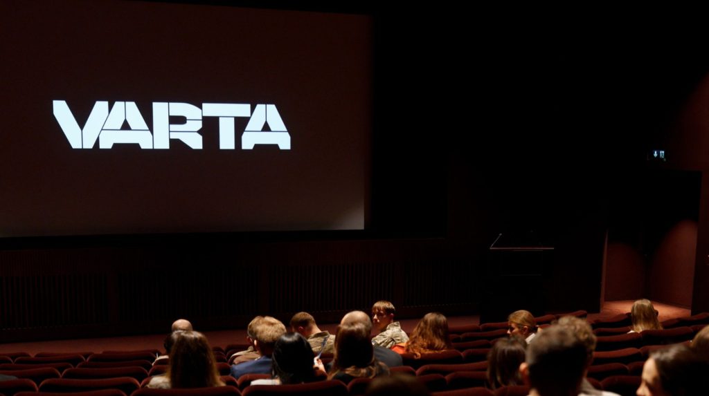 Film ucraino &quot;Vona&quot; vince premio al Women and the World International Film Festival, celebrando il coraggio delle donne difensore ucraine nella lotta per la libertà e la pace