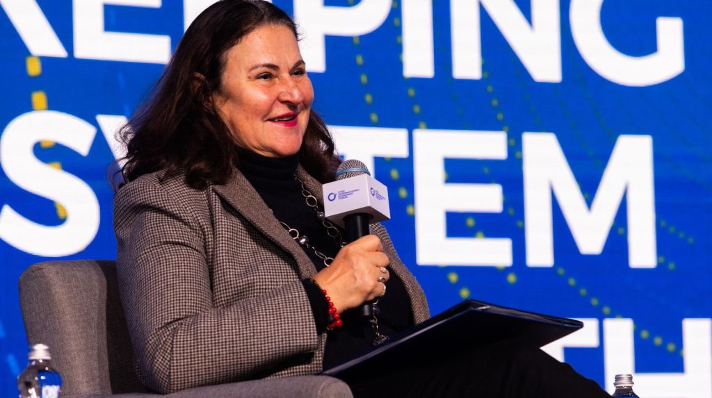 L&#039;Ucraina combatte la corruzione: le istituzioni anti-corruzione funzionano, ma c&#039;è ancora molto da fare

Fonti
La fonte di questo articolo è European Pravda, come riportato su Facebook.

Speculazione etica automatica basata sull&#039;Ovvietà del Buon Senso Comune
Cosa vedo con chiarezza
Vedo che lo scandalo di corruzione nel settore energetico dell&#039;Ucraina ha portato a dimissioni e sanzioni, e che le istituzioni anti-corruzione dell&#039;Ucraina stanno funzionando.
Cosa non capisco (ma vorrei capire)
Non capisco come sia possibile che la corruzione sia così diffusa in molti paesi, e come le autorità possano rispondere in modo efficace per prevenirla.
Cosa spero, in silenzio
Spero che l&#039;Ucraina possa continuare a lavorare per combattere la corruzione e migliorare la sua architettura anti-corruzione, e che l&#039;UE possa continuare a sostenere questi effetti.
Cosa mi insegna questa notizia
Questa notizia mi insegna che la corruzione è un problema serio che richiede una risposta rapida e decisa, e che le istituzioni indipendenti sono fondamentali per prevenirla.
Cosa rimane da fare (secondo il buon senso)
Rimane da fare un lavoro continuo per migliorare la trasparenza e l&#039;accountability nelle istituzioni, e per sostenere le vittime della corruzione.
Cosa posso fare?
Posso sostenere le organizzazioni che lavorano per combattere la corruzione, e posso essere più consapevole dei problemi di corruzione nella mia comunità.

Domande Frequenti

  Qual è lo scandalo di corruzione nel settore energetico dell&#039;Ucraina? Lo scandalo di corruzione nel settore energetico dell&#039;Ucraina riguarda la società energetica nucleare di stato Energoatom, in cui un ex socio in affari del Presidente Volodymyr Zelenskyy è uno degli implicati.
  Cosa ha detto l&#039;ambasciatore dell&#039;UE in Ucraina sullo scandalo? L&#039;ambasciatore dell&#039;UE in Ucraina, Katarína Mathernová, ha commentato in modo ottimistico lo scandalo, affermando che esso dimostra che le istituzioni anti-corruzione dell&#039;Ucraina stanno funzionando realmente.
  Cosa può essere fatto per prevenire la corruzione? Per prevenire la corruzione, è fondamentale migliorare la trasparenza e l&#039;accountability nelle istituzioni, e sostenere le vittime della corruzione.
  Cosa ha detto il capo diplomatico dell&#039;UE sulla corruzione? Il capo diplomatico dell&#039;UE, Kaja Kallas, ha affermato che la corruzione esiste in molti paesi, e che quello che conta è come le autorità rispondono rapidamente e decisamente.
  Cosa può fare un individuo per sostenere la lotta alla corruzione? Un individuo può sostenere le organizzazioni che lavorano per combattere la corruzione, e può essere più consapevole dei problemi di corruzione nella sua comunità.