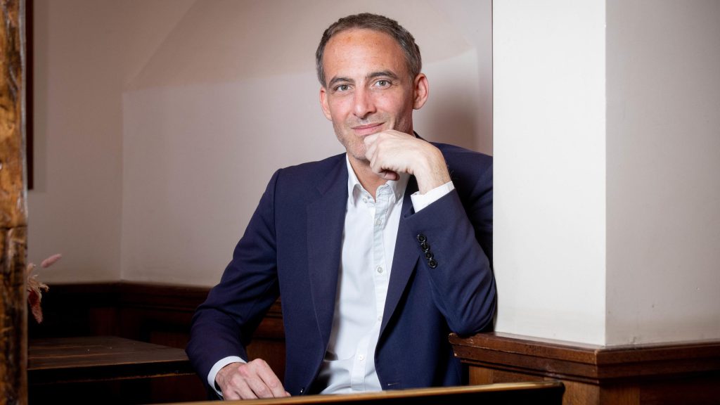 La Strategia del Silenzio di Raphaël Glucksmann: Una Scelta Politica Rischiata