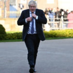 Boris Johnson critica il piano di pace degli Stati Uniti per l'Ucraina come tradimento e limitazione della sovranità