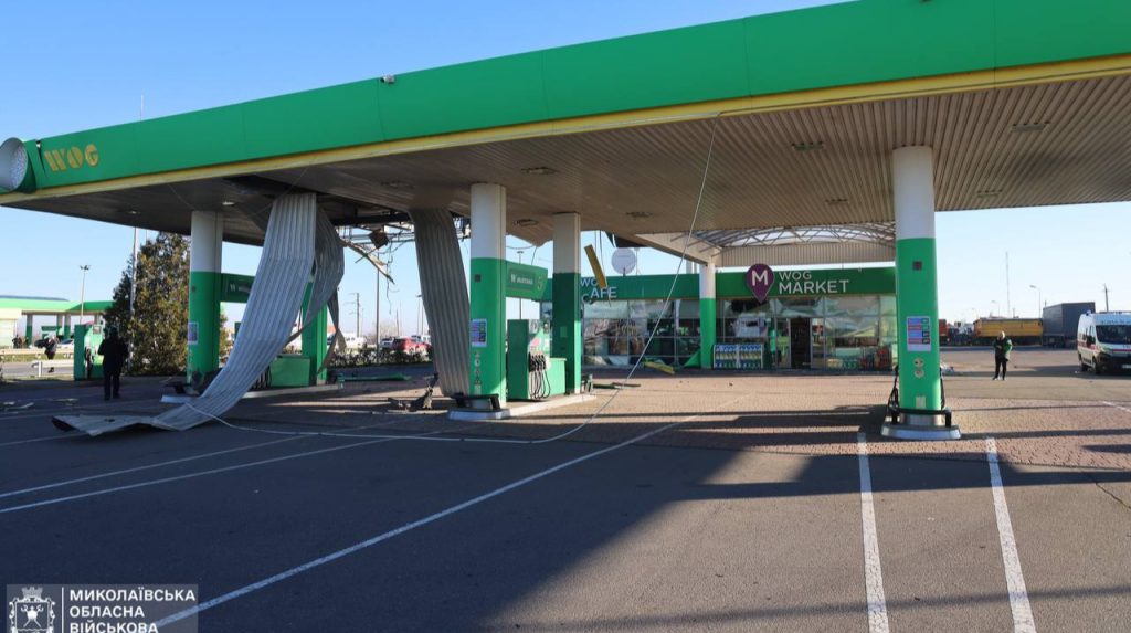 Attacco missilistico russo a Mykolaiv: una persona uccisa e 15 feriti, danni a stazione di servizio e auto