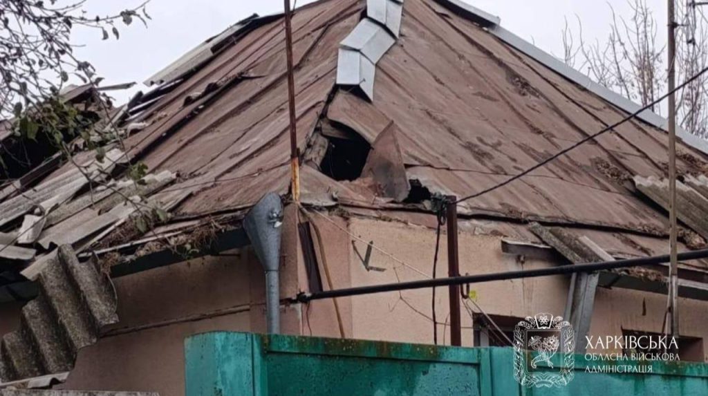 Attacchi russi in Ucraina: sette civili uccisi in tre regioni

Approfondimento
Gli attacchi russi contro i civili ucraini continuano a provocare vittime e danni alle infrastrutture. La situazione rimane critica in diverse aree del paese, con un impatto significativo sulla vita quotidiana dei civili.

Possibili Conseguenze
Le conseguenze di questi attacchi potrebbero essere gravi, con un aumento del numero di vittime e feriti, nonché danni alle infrastrutture e alle economie locali. Ciò potrebbe portare a una crisi umanitaria e a una destabilizzazione della regione.

Opinione
È fondamentale che la comunità internazionale condanni questi attacchi e si mobiliti per proteggere i civili ucraini e garantire il rispetto del diritto internazionale. La comunità internazionale deve agire rapidamente per porre fine alla violenza e trovare una soluzione pacifica al conflitto.

Analisi Critica dei Fatti
I fatti raccontano una storia di violenza e distruzione, con gli attacchi russi che colpiscono indiscriminatamente i civili e le infrastrutture. È essenziale analizzare questi eventi per comprendere le dinamiche del conflitto e trovare soluzioni per porre fine alla violenza. La comunità internazionale deve esaminare le cause profonde del conflitto e lavorare per risolvere le tensioni tra Ucraina e Russia.

Relazioni con altri fatti
Questi attacchi sono parte di un più ampio contesto di conflitto in Ucraina, con gli attacchi russi che continuano a provocare vittime e danni in diverse aree del paese. Il conflitto in Ucraina è legato a una serie di fattori, tra cui la storia della regione, le tensioni etniche e le rivalità geopolitiche.

Contesto storico
Il conflitto in Ucraina ha una lunga storia, con tensioni tra Ucraina e Russia che risalgono a molti anni fa. Gli attacchi russi contro i civili ucraini sono solo l&#039;ultimo capitolo di questo conflitto. La storia della regione è caratterizzata da una serie di eventi traumatici, tra cui la seconda guerra mondiale e la dissoluzione dell&#039;Unione Sovietica.

Fonti
Le fonti di questo articolo sono le amministrazioni militari dell&#039;oblast di Donetsk, Kherson e Kharkiv, nonché Ukrainska Pravda. Per ulteriori informazioni, si può visitare il sito web di Ukrainska Pravda all&#039;indirizzo https://www.pravda.com.ua/. La fonte originale dell&#039;articolo è Ukrainska Pravda, disponibile all&#039;indirizzo https://t.me/VadymFilashkin/12062, https://t.me/khersonskaODA/44578 e https://t.me/synegubov/18061.